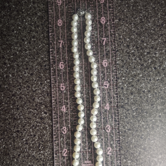 Beautiful pearl necklace/earring set - Picture 2 of 5